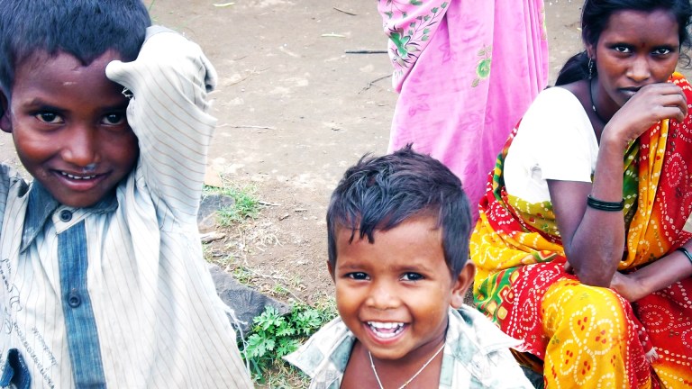 o miúdo que sorri numa tribo que não