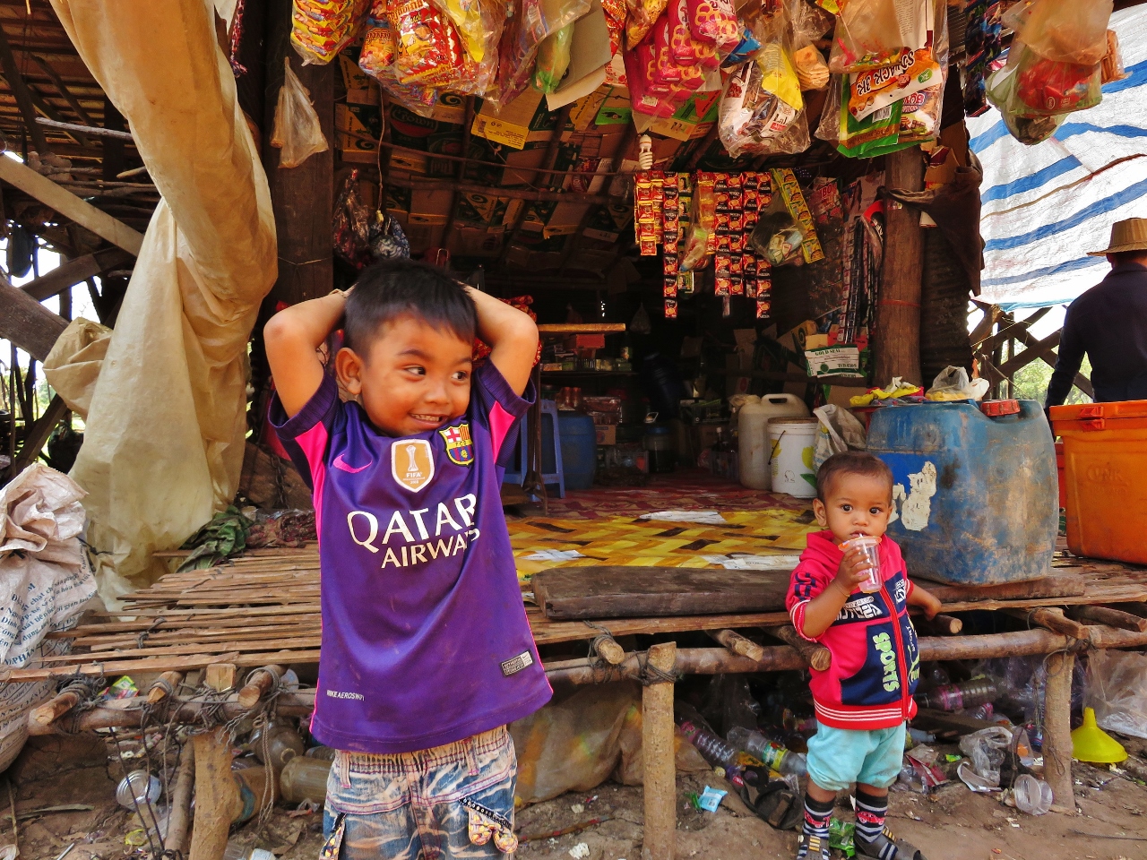 Crianças numa banca de rua (1280x960)