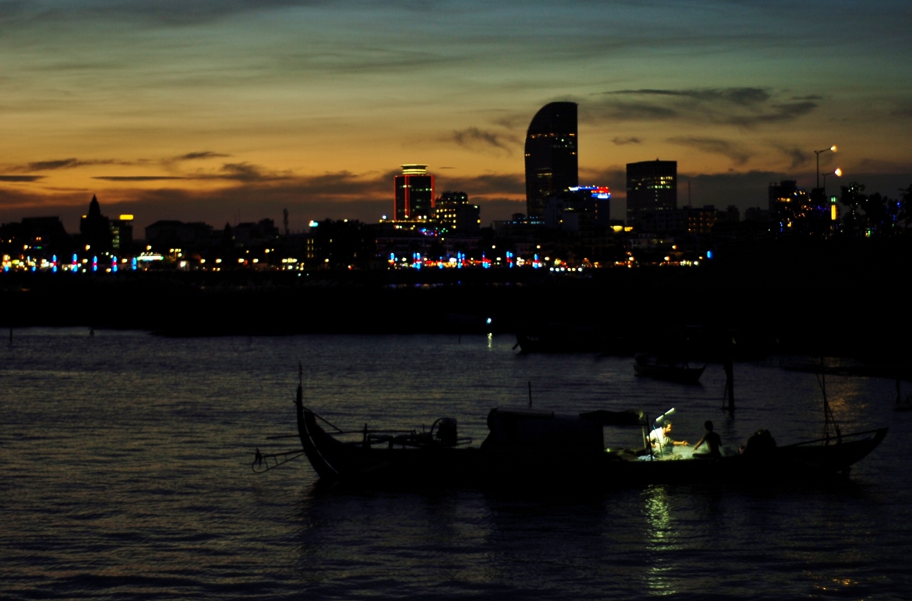 Pescador nómada a trabalha no rio Mekong junto a Phnom Penh (1280x843)